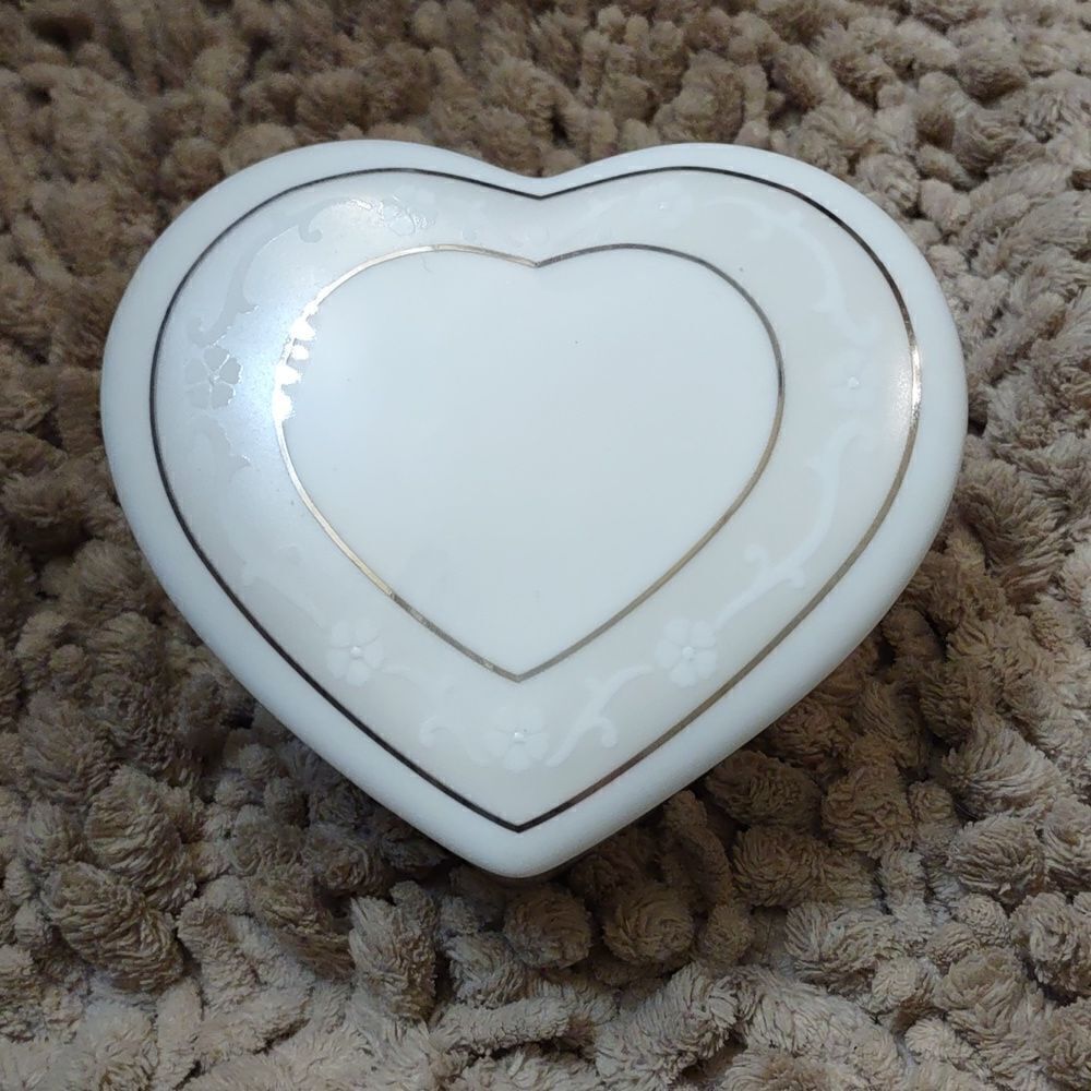 Wedgwood Icing Soft‎ White Heart Ring Jewelry Trinket Box Silver Trim 4 1/2 x 4